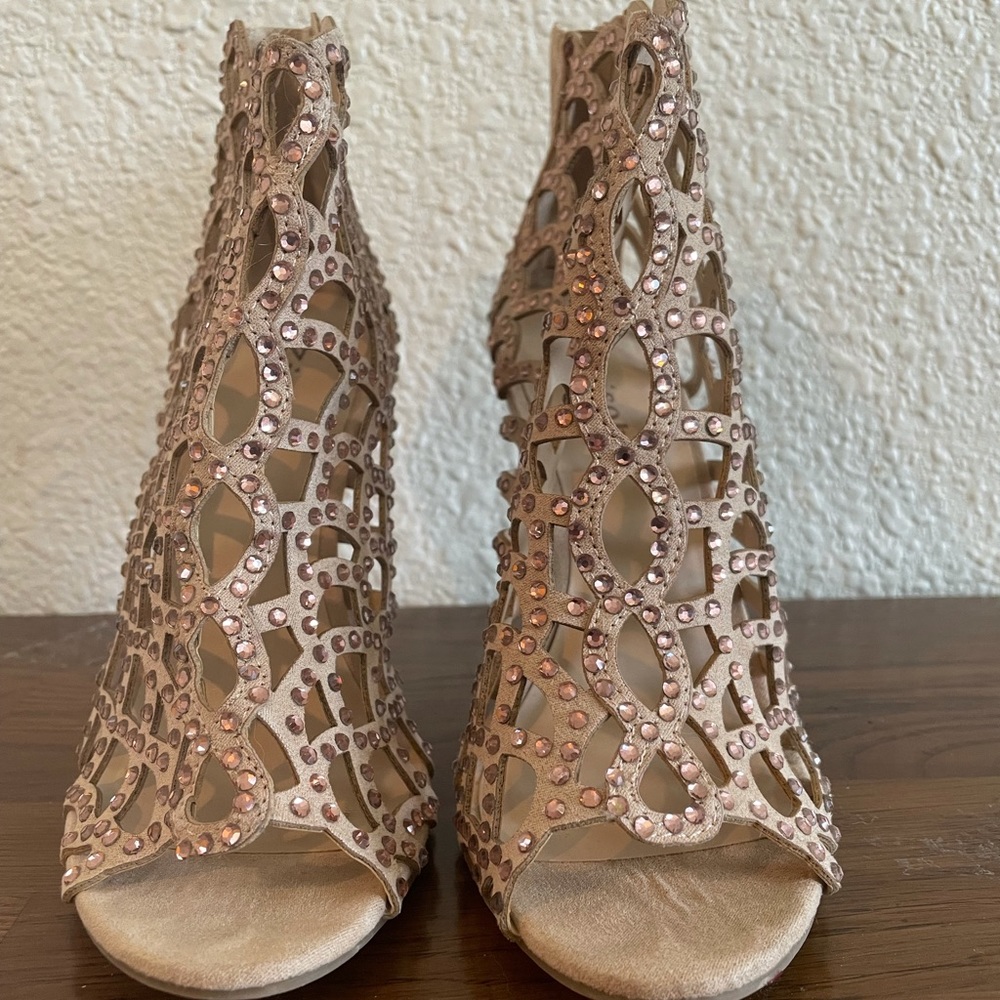 Zigi Soho nude scalloped heels